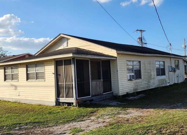 Property at 2106 W Granfield Ave, Plant City, FL 33563, 3 beds, 2 baths