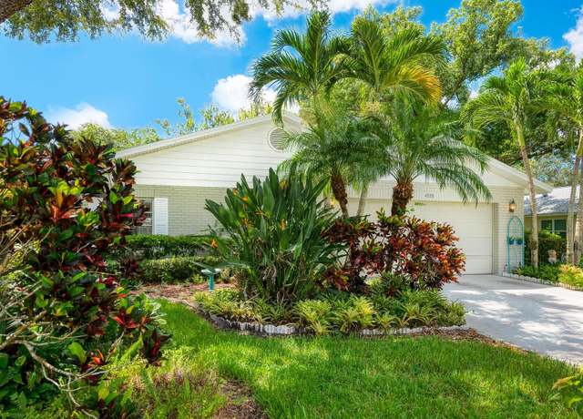 Property at 4888 Oak Run Dr, Sarasota, FL 34243, 3 beds, 2.5 baths