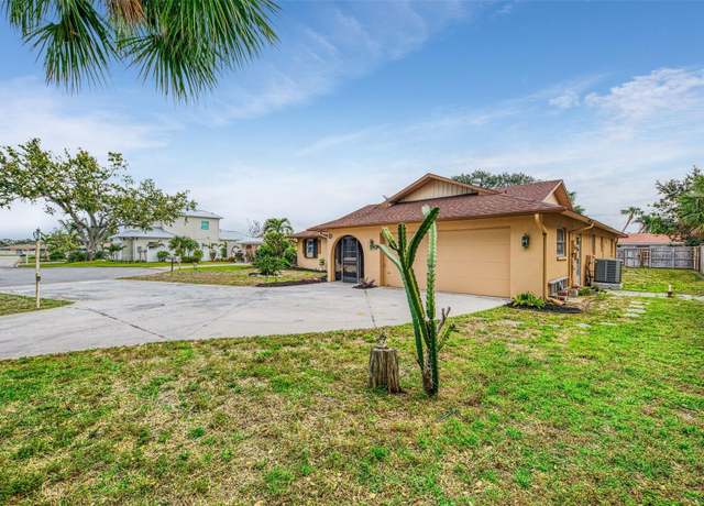 Property at 445 W Gate Dr, Venice, FL 34285, 3 beds, 2 baths