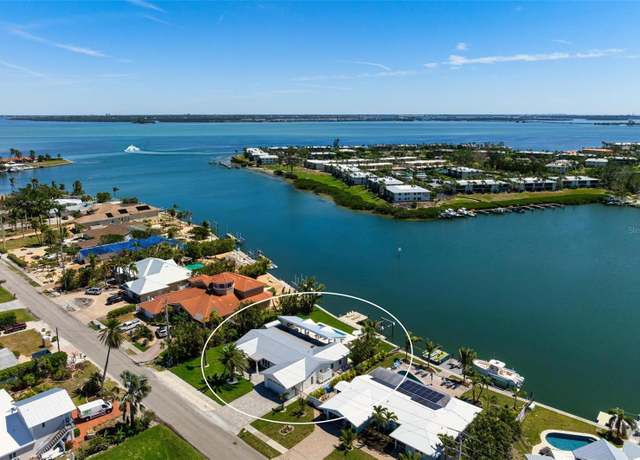 Property at 527 Key Royale Dr, Holmes Beach, FL 34217, 3 beds, 3 baths