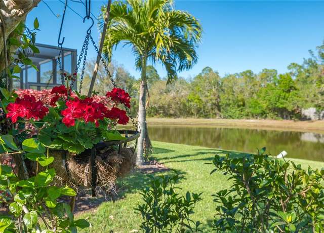 Property at 315 Londonderry Dr, Sarasota, FL 34240, 3 beds, 2 baths