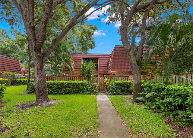 Property at 2712 12th Ct, Palm Harbor, FL 34684, 2 beds, 2.5 baths