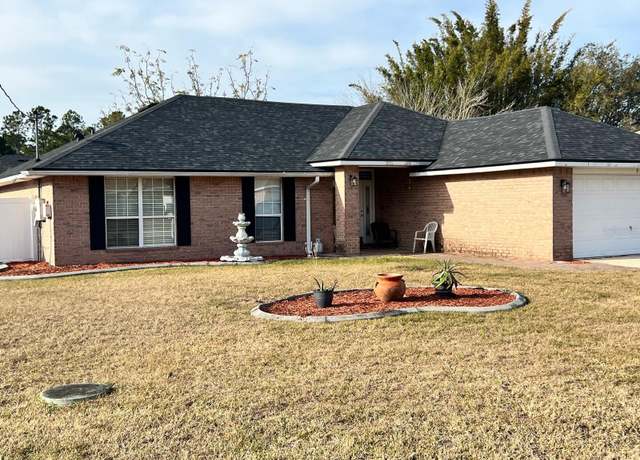 Property at 3 Lemay Pl, Palm Coast, FL 32137, 4 beds, 2 baths