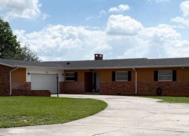Property at 1208 W Lake Buckeye Dr, Winter Haven, FL 33881, 3 beds, 2 baths