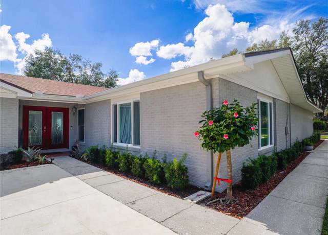 Property at 123 Lakeview Dr, Auburndale, FL 33823, 4 beds, 2 baths