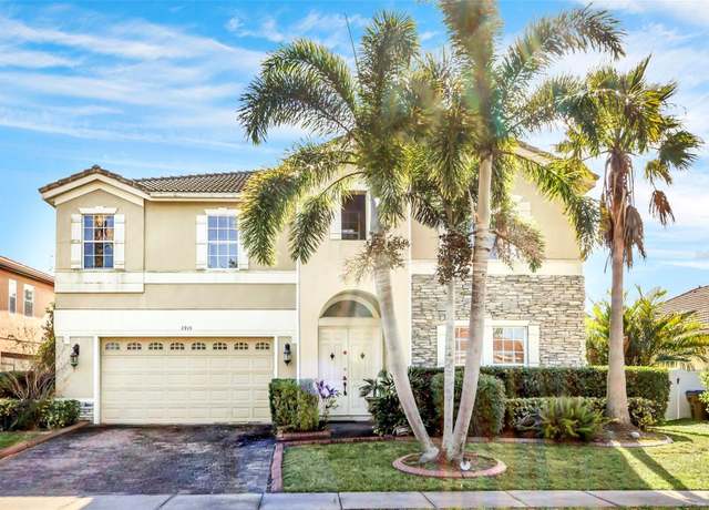 Property at 3915 Shoreview Dr, Kissimmee, FL 34744, 5 beds, 3 baths