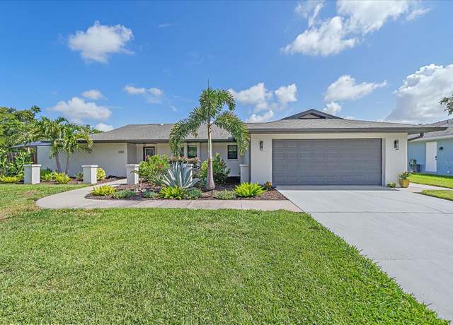 Property at 4396 Pasadena Cir, Sarasota, FL 34233, 3 beds, 2 baths