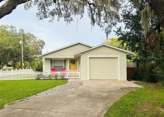 Property at 1040 N Clayton St, Mount Dora, FL 32757, 3 beds, 2 baths