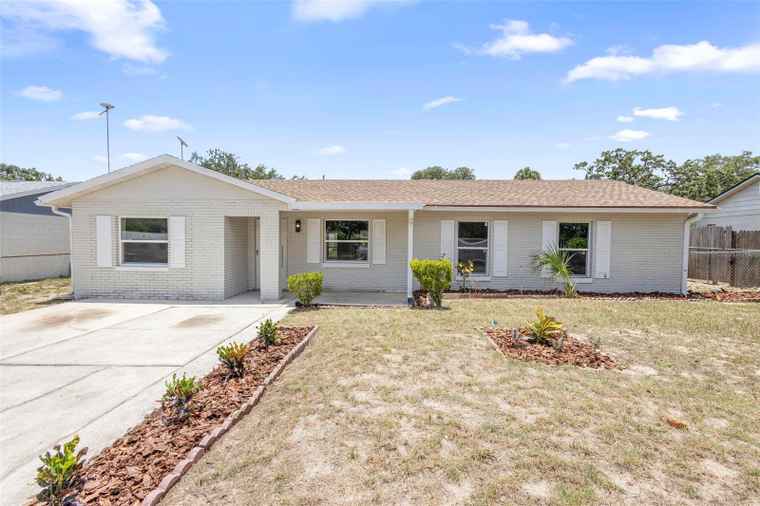 Photo of 105 E Magnolia St DAVENPORT, FL 33837