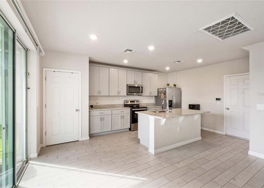 Listing photo #9