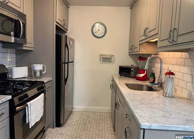 Property at 605 Grove St Unit C5, Clifton, NJ 07013, 1 bath