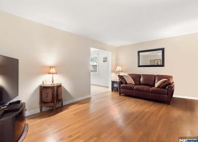 Property at 44 Farmingdale Ave, Bloomfield, NJ 07003, 4 beds, 1 bath