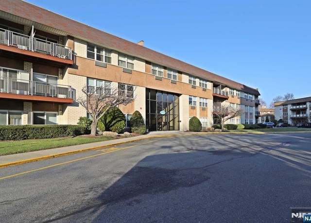 Property at 1111 River Rd Unit B2, Edgewater, NJ 07020, 1 bed, 1.5 baths