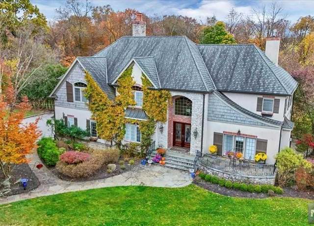 Property at 10 Stone Meadows Ln, Mahwah, NJ 07430, 5 beds, 5 baths