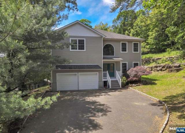 Property at 27 Tecumseh Trl, Oakland, NJ 07436, 4 beds, 2.5 baths