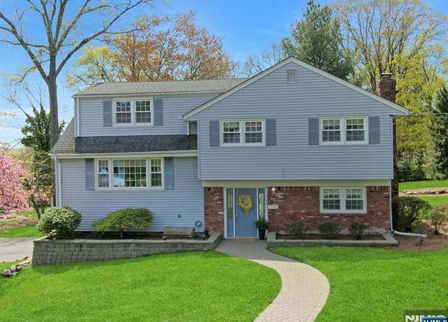 Property at 122 Royal Dr, Park Ridge, NJ 07656, 4 beds, 3 baths