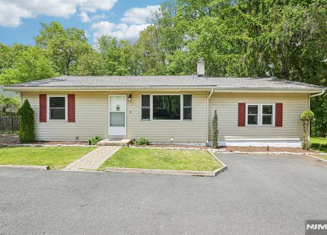 Property at 104 Leland Trl, Hopatcong, NJ 07843, 3 beds, 1.5 baths