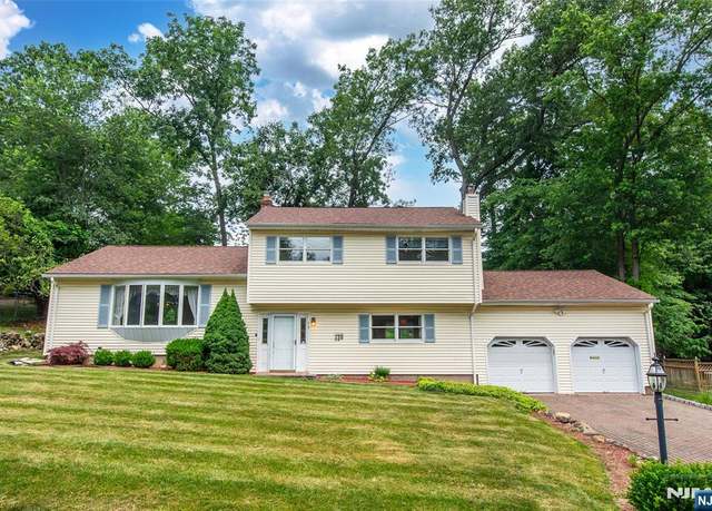 Property at 15 Coventry Rd, Wayne, NJ 07470, 3 beds, 2.5 baths