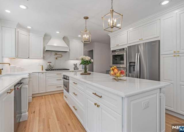 Property at 7 Lookout Point Trl, Totowa, NJ 07512, 5 beds, 5.5 baths
