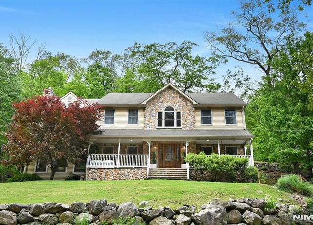 Property at 130 Deerhaven Rd, Mahwah, NJ 07430, 4 beds, 3.5 baths