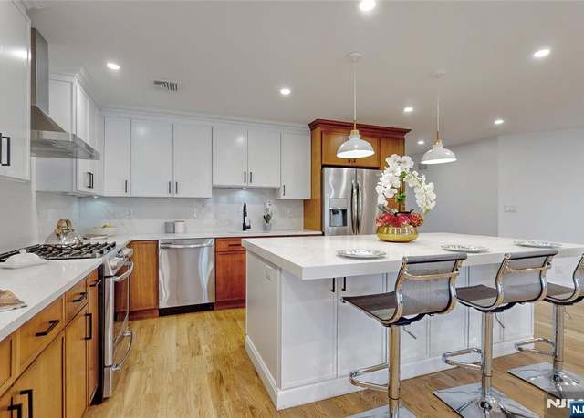 Property at 5 Astor Pl, Waldwick, NJ 07463, 5 beds, 5 baths