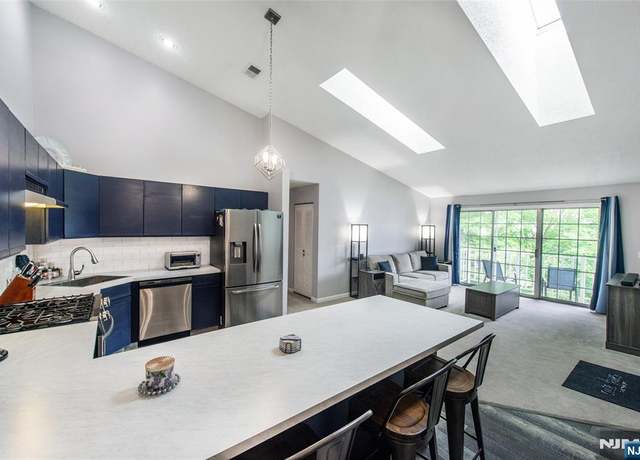 Property at 462 Poets Way, Mahwah, NJ 07430, 2 beds, 2 baths