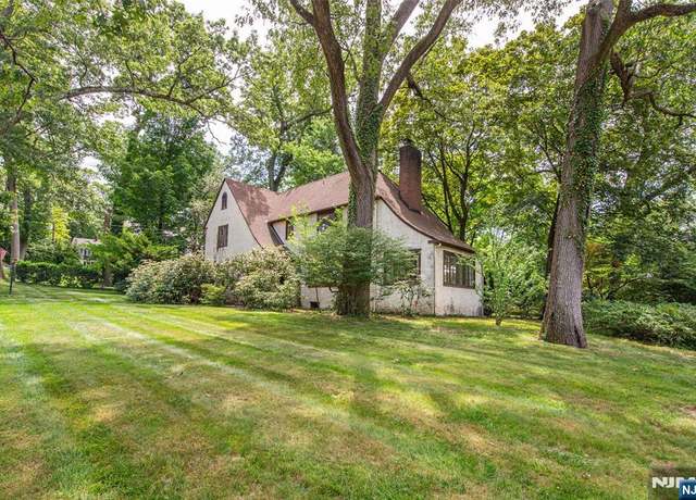 Property at 140 Valley View Ave, Ridgewood, NJ 07450, 3 beds, 1.5 baths