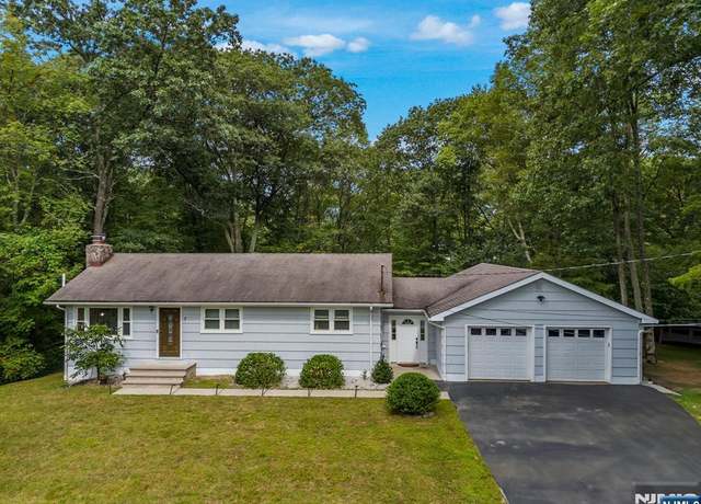 Property at 7 Pawnee Trl, Jefferson Township, NJ 07438, 3 beds, 2 baths