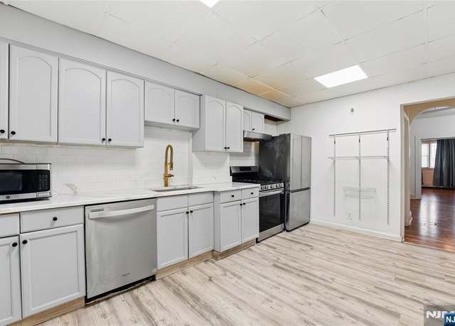 Property at 26 W 51st St, Bayonne, NJ 07002, 8 beds, 3 baths