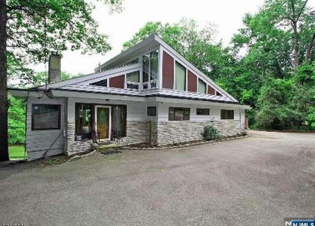 Property at 297 Terhune Dr, Wayne, NJ 07470, 4 beds, 4 baths