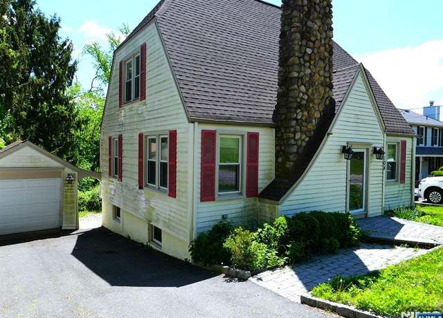 Property at 104 Oldham Rd, Wayne, NJ 07470, 3 beds, 2 baths