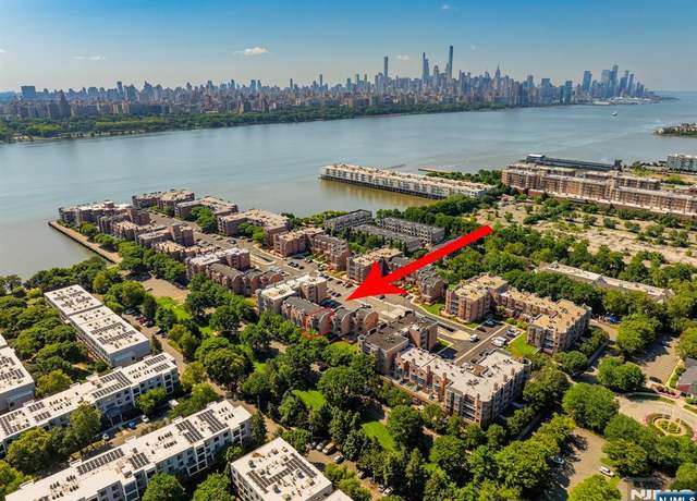 Property at 312 Franklin Ct, Edgewater, NJ 07020, 2 beds, 2.5 baths