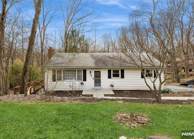 Property at 8 Cedar Rd, Ringwood, NJ 07456, 3 beds, 2.5 baths