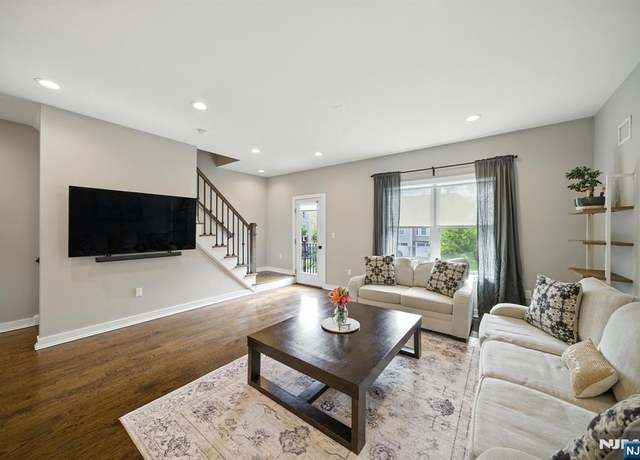 Property at 5 Stonybrook Cir, Fairfield, NJ 07004, 2 beds, 2.5 baths