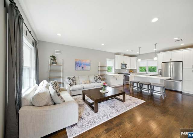 Property at 5 Stonybrook Cir, Fairfield, NJ 07004, 2 beds, 2.5 baths