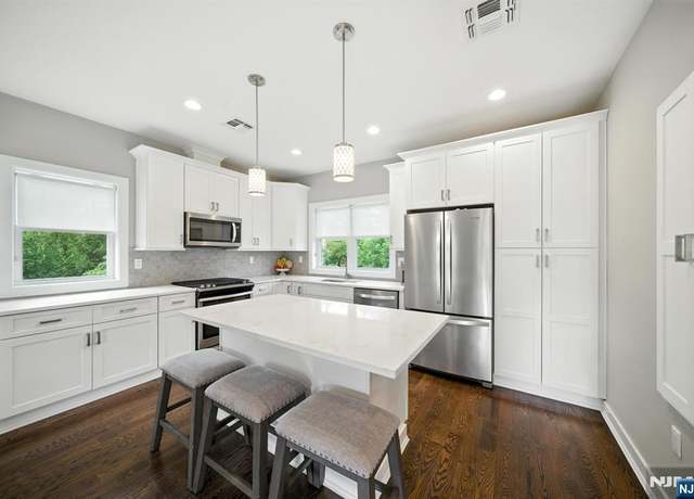Property at 5 Stonybrook Cir, Fairfield, NJ 07004, 2 beds, 2.5 baths