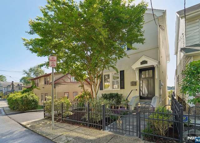Property at 7 Rockwood Pl, Edgewater, NJ 07020, 3 beds, 2 baths