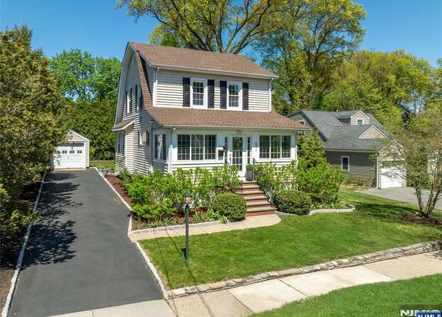 Property at 611 Albert Pl, Ridgewood, NJ 07450, 3 beds, 1.5 baths