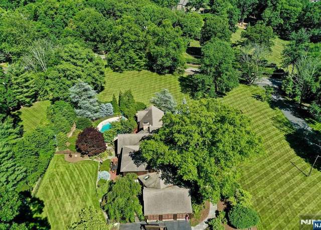 Property at 33 Woodfield Ln, Saddle River, NJ 07458, 5 beds, 4.5 baths