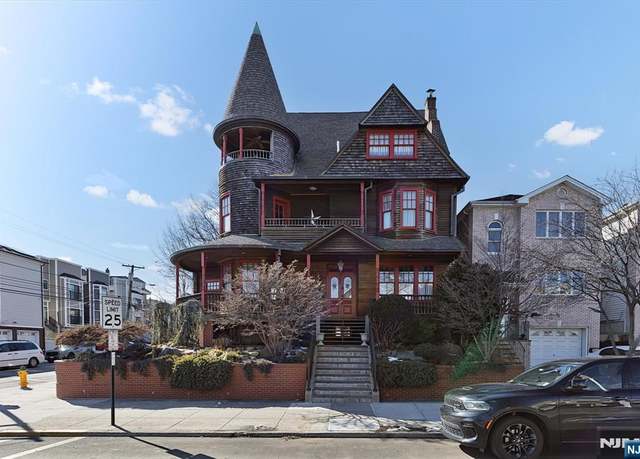 Property at 300 Davis Ave, Harrison, NJ 07029, 5 beds, 4.5 baths