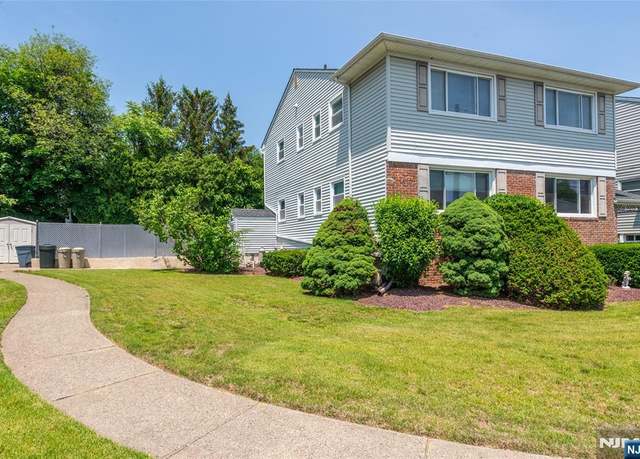 Property at 7 Craig Ct, Elmwood Park, NJ 07407, 6 beds, 4 baths