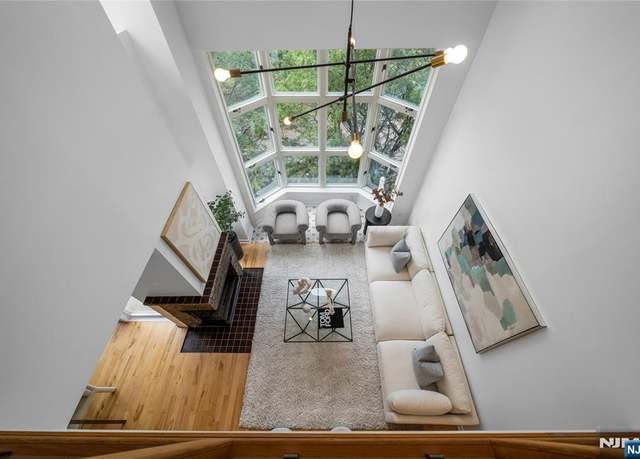 Property at 312 Hancock Ct, Edgewater, NJ 07020, 2 beds, 2.5 baths