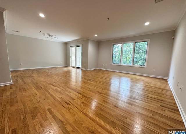 Property at 48 Legend Hills Dr, Edgewater, NJ 07020, 3 beds, 2.5 baths