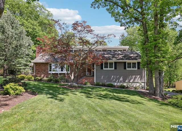 Property at 20 Old Farm Rd, Caldwell, NJ 07006, 5 beds, 4 baths