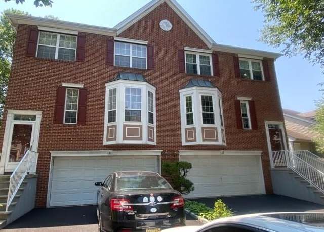 Property at 11 Bobolink Ct, Wayne, NJ 07470, 3 beds, 2.5 baths