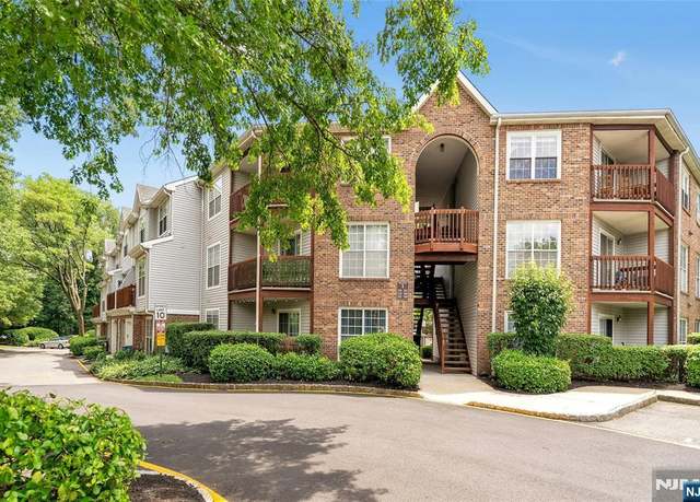 Property at 150 Lynette Dr, Fort Lee, NJ 07024, 2 beds, 2.5 baths