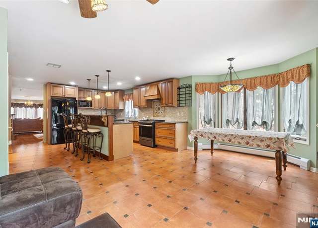 Property at 16 Oakdene Ave, Cliffside Park, NJ 07010, 4 beds, 3.5 baths