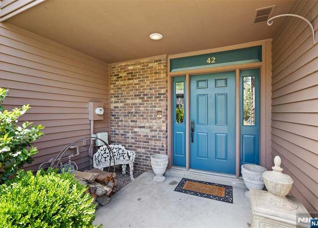 Property at 42 Lexington Ct Unit 42C, Twp Of Washington, NJ 07676, 2 beds, 2.5 baths