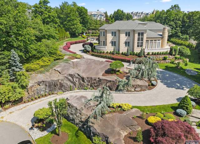 Property at 10 E Hill Ct, Cresskill, NJ 07626, 7 beds, 8.5 baths