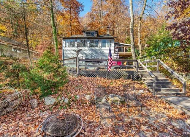 Property at 160 Pine Tree Rd, Bloomingdale, NJ 07403, 3 beds, 1.5 baths